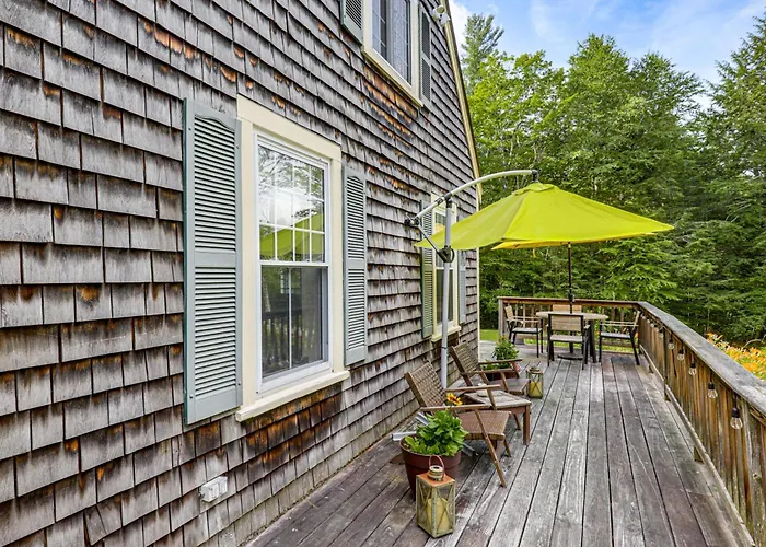 Deck & Fire Pit: Cottage Near Monadnock State Park