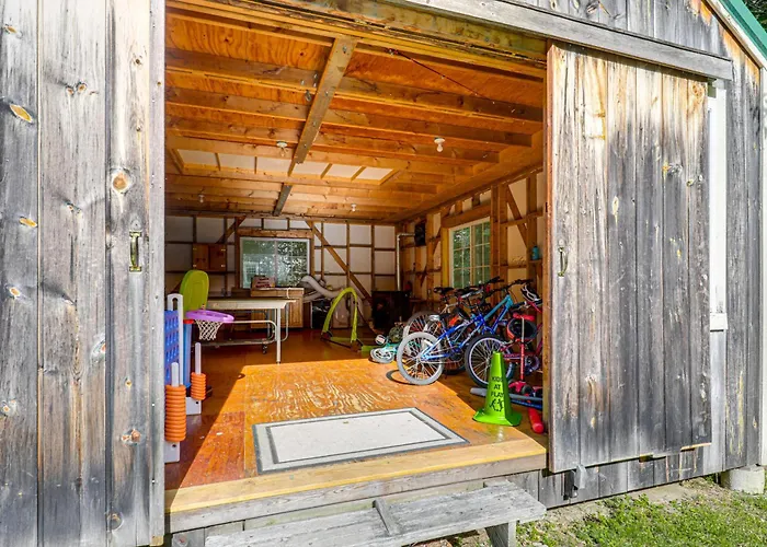 Deck & Fire Pit: Cottage Near Monadnock State Park